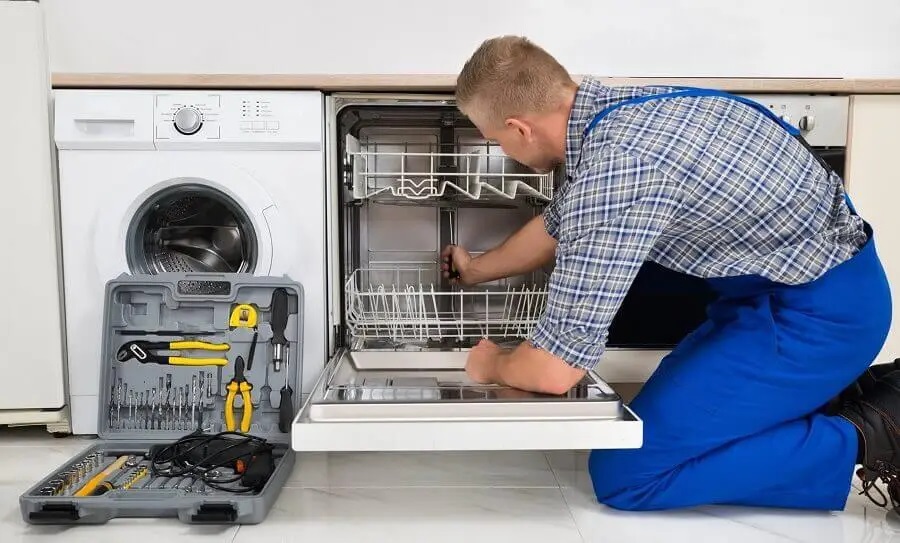 Çankaya Daikin servisi teknisyen ekibi beyaz eşya tamiri yaparken